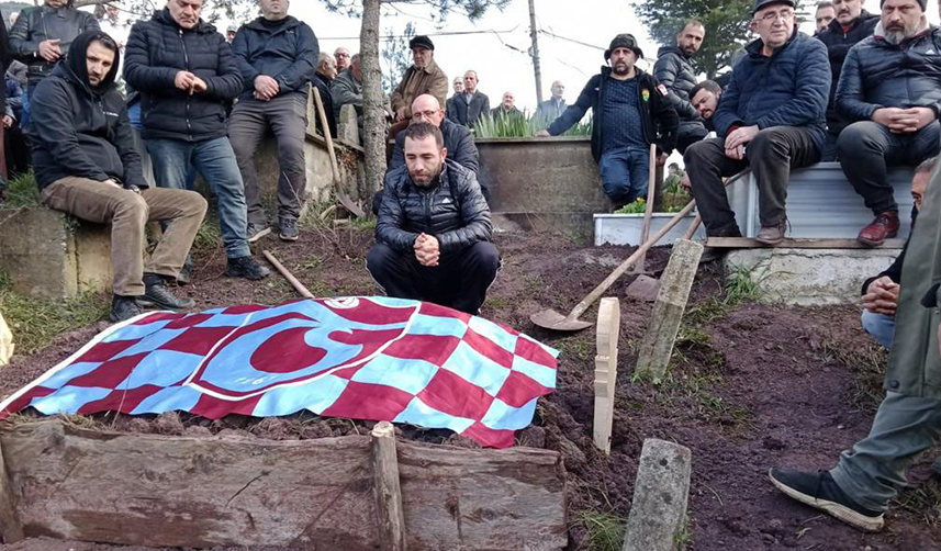 Artvin'de iki kardeş vefat eden fanatik Trabzonsporlu babalarının vasiyetini yerine getirdi