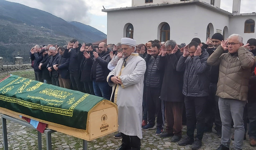 Artvin'de iki kardeş vefat eden fanatik Trabzonsporlu babalarının vasiyetini yerine getirdi