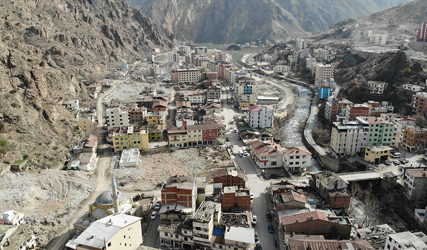 Artvin'de sular altında kalacak olan ilçede yıkımlar sürüyor