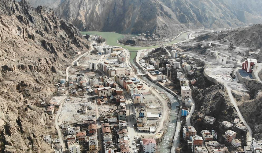 Artvin'de sular altında kalacak olan ilçede yıkımlar sürüyor