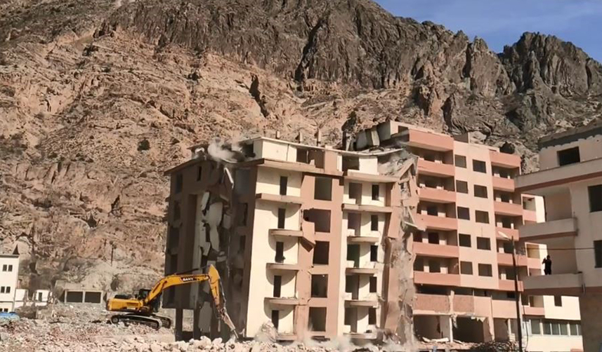 Artvin'de sular altında kalacak olan ilçede yıkımlar sürüyor