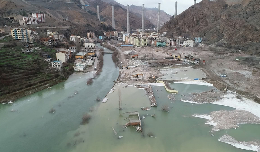 Artvin'in sular altında kalacak ilçesinde esnaf son satışlarını yapıyor