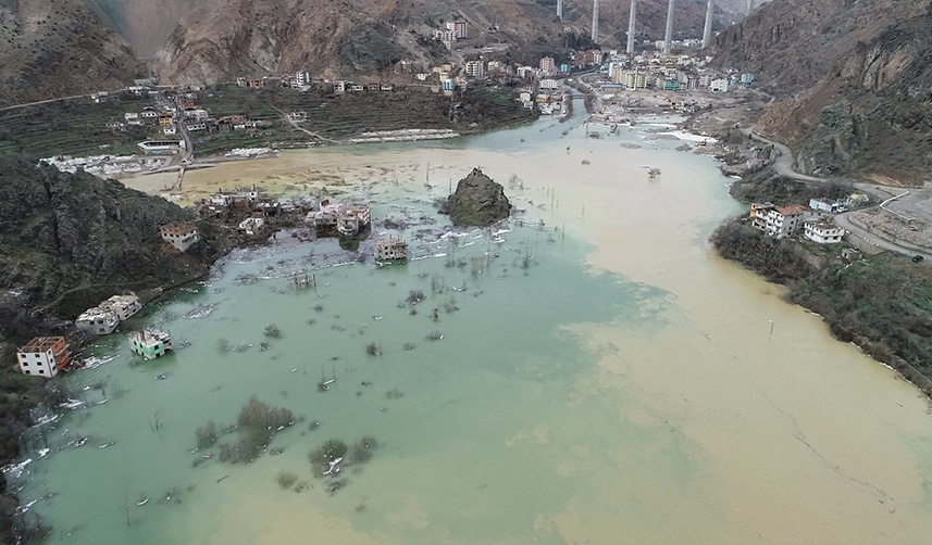 Artvin'in sular altında kalacak ilçesinde esnaf son satışlarını yapıyor