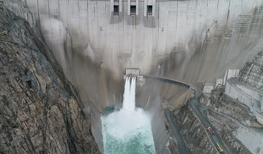 Artvin'in sular altında kalacak ilçesinde esnaf son satışlarını yapıyor