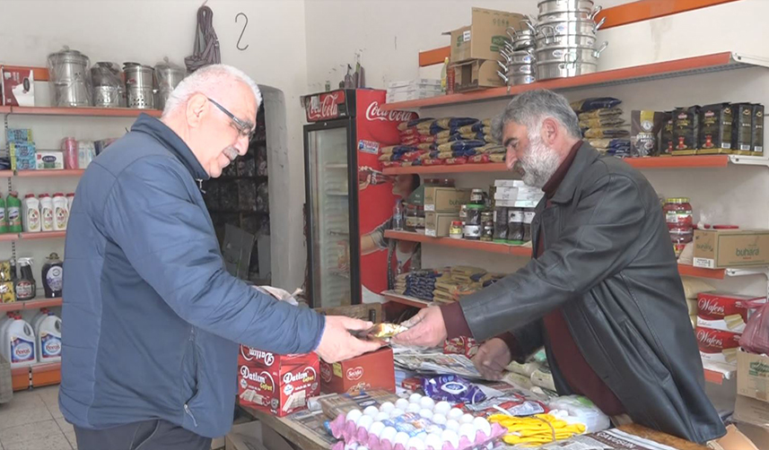 Artvin'in sular altında kalacak ilçesinde esnaf son satışlarını yapıyor