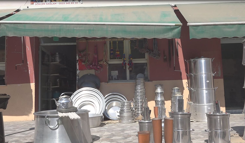 Artvin'in sular altında kalacak ilçesinde esnaf son satışlarını yapıyor