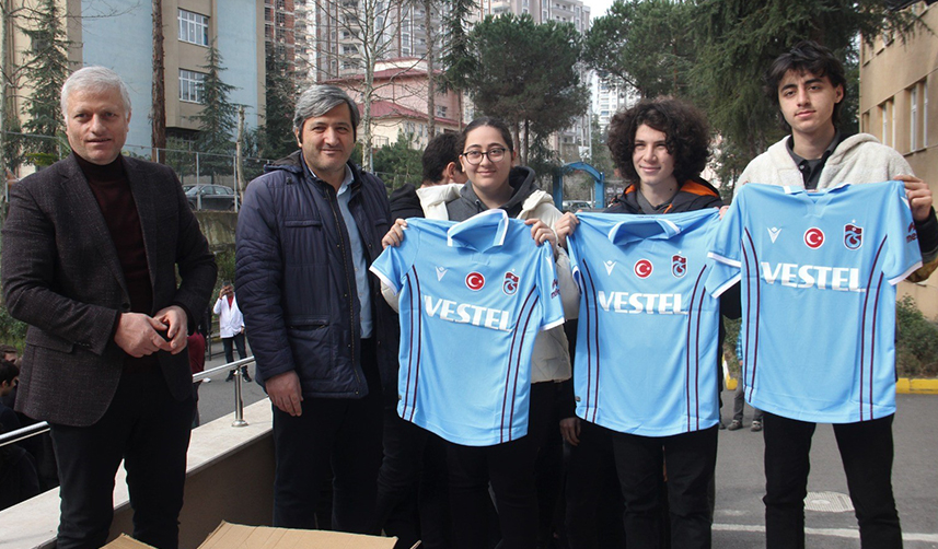 Asbaşkan Ertuğrul Doğan'dan öğrencilere Trabzonspor forması