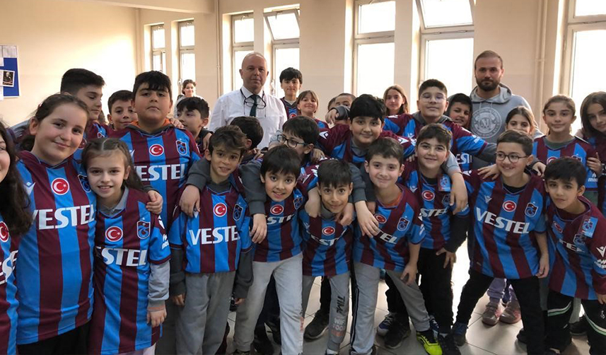 Asbaşkan Ertuğrul Doğan'dan öğrencilere Trabzonspor forması