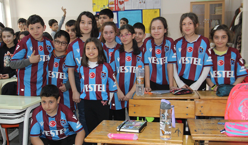 Asbaşkan Ertuğrul Doğan'dan öğrencilere Trabzonspor forması