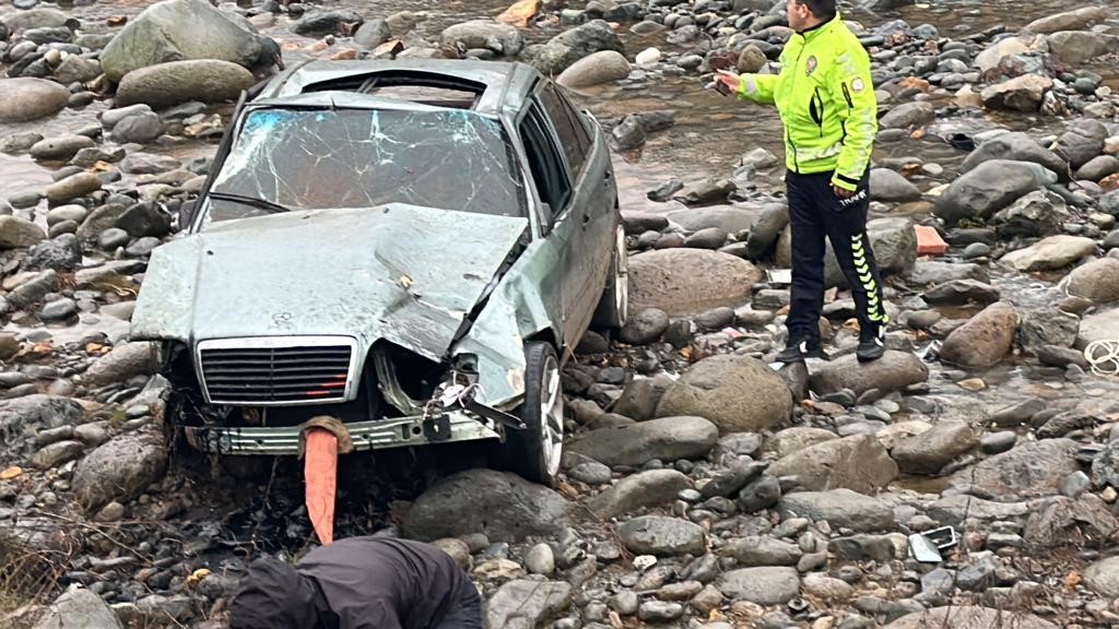 Rize'de feci kaza! Araç dereye uçtu : 2 ölü