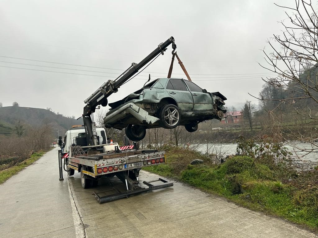 Rize'de feci kaza! Araç dereye uçtu : 2 ölü