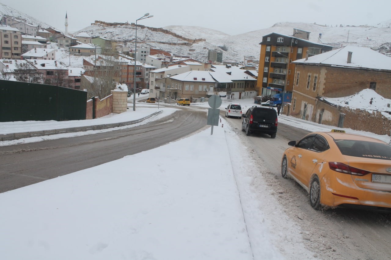 Bayburt'ta yollardaki buzlanma sorununa bakın nasıl çözüm buldular! 
