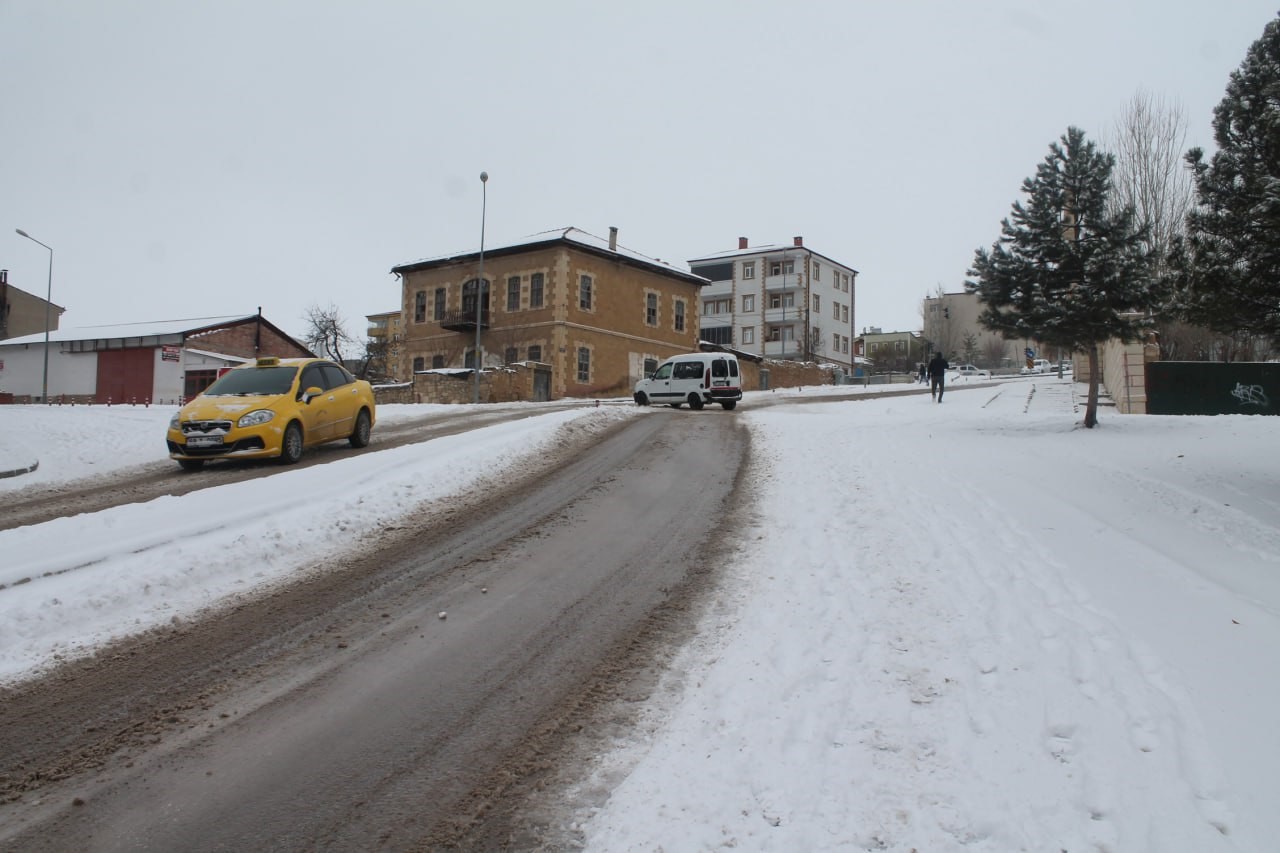 Bayburt'ta yollardaki buzlanma sorununa bakın nasıl çözüm buldular! 