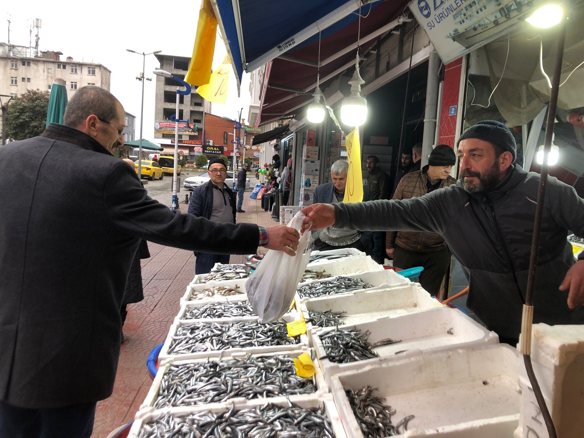 Rize'de hamside halk günü yaptı! 10 TL’den satışa çıkardı