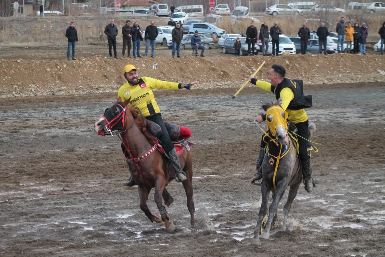 Bayburt'ta bu kez atlar depremzede aileler için dörtnala koştu