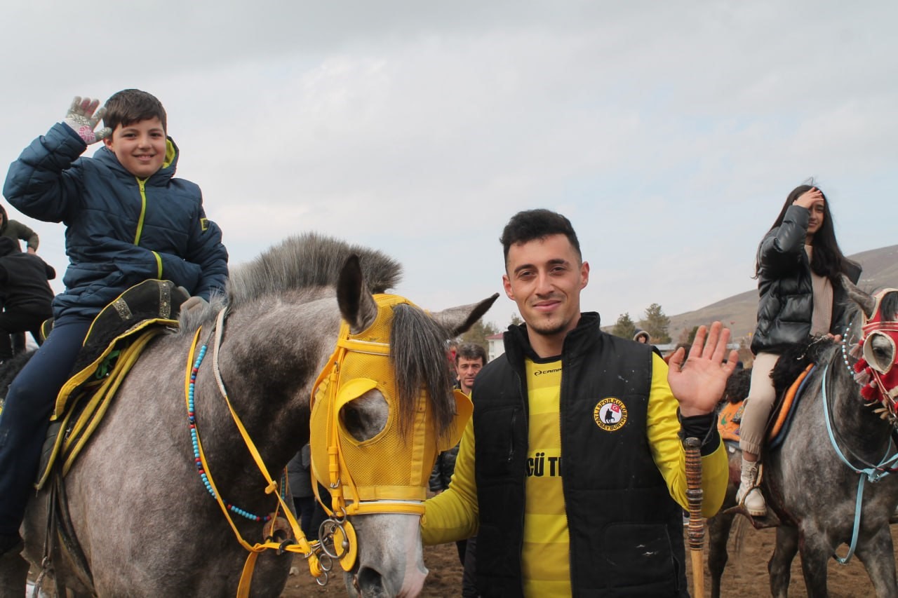 Bayburt'ta bu kez atlar depremzede aileler için dörtnala koştu