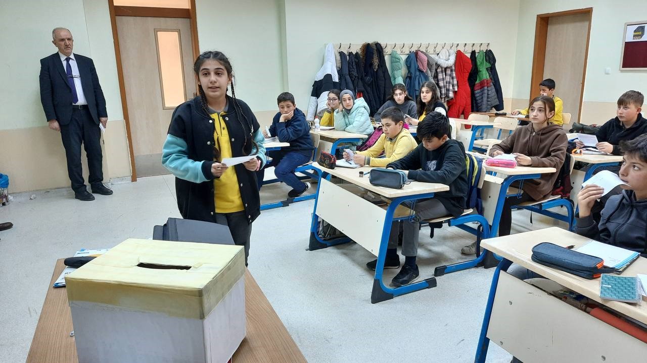 Bayburt'ta öğrenciler harçlıklarını depremzedelerle bölüştü