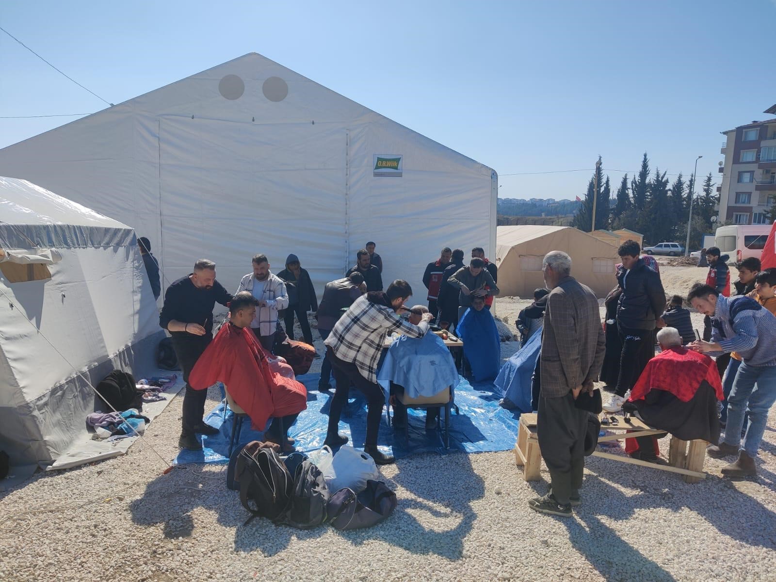 Bayburtlu berberler deprem bölgesinde 