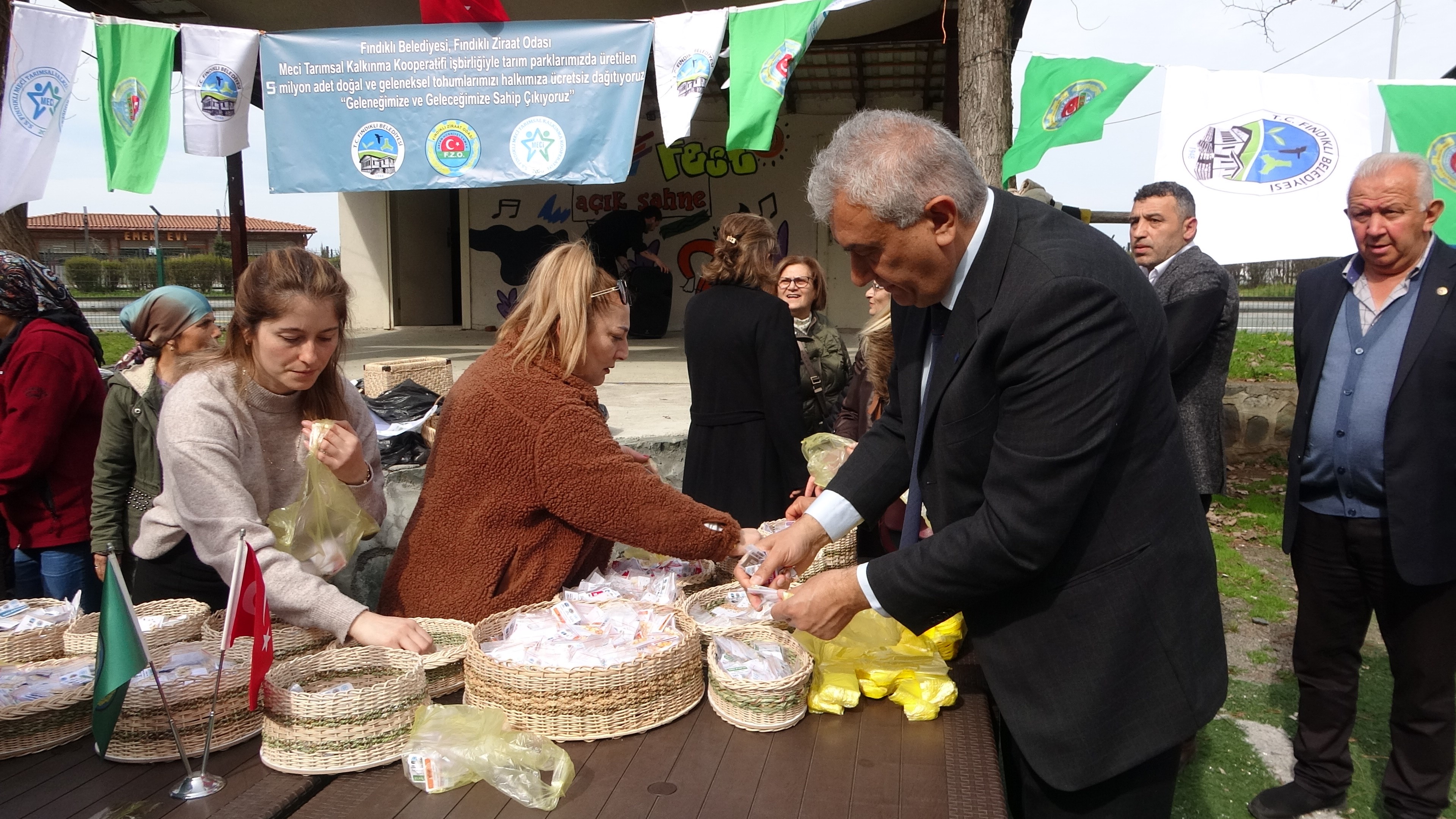 Rize'de 5 milyon ata tohumu halka dağıtıldı