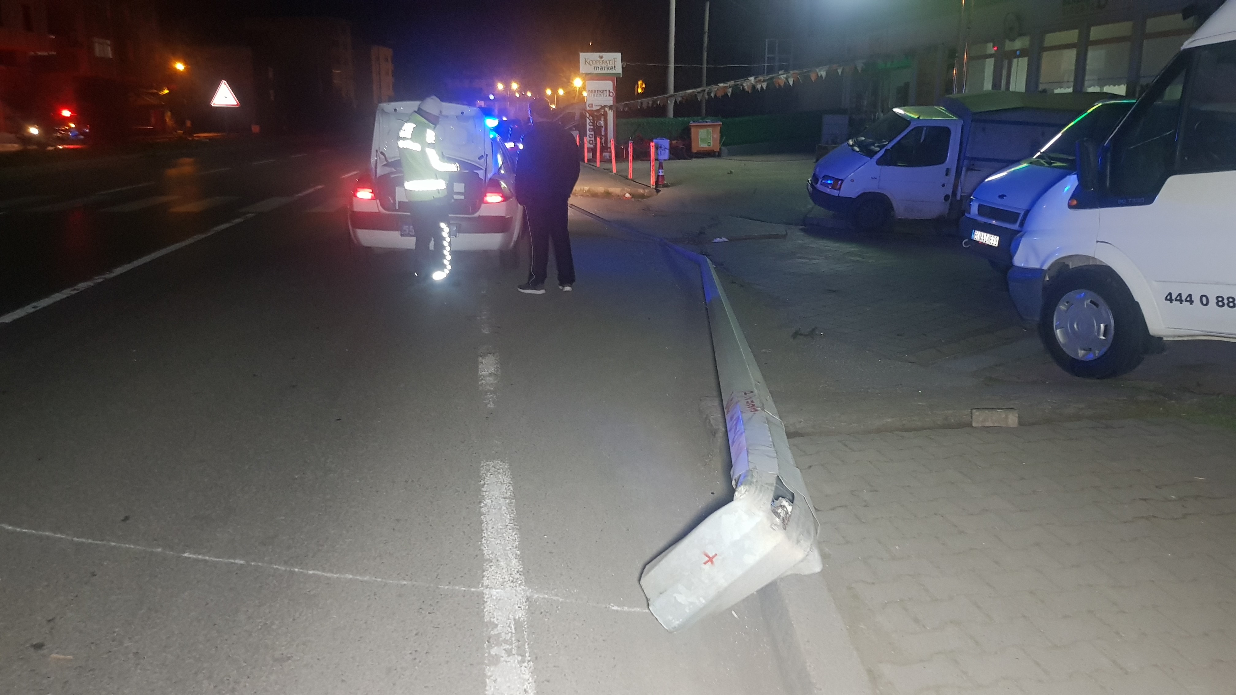 Samsun'da uyuyan sürücü direğe çarptı