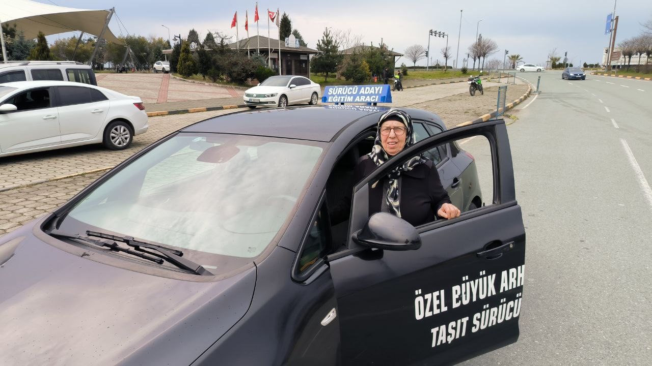 Herkes tereddüt etti, o etmedi! 71 yaşında torunları için bakın ne yaptı