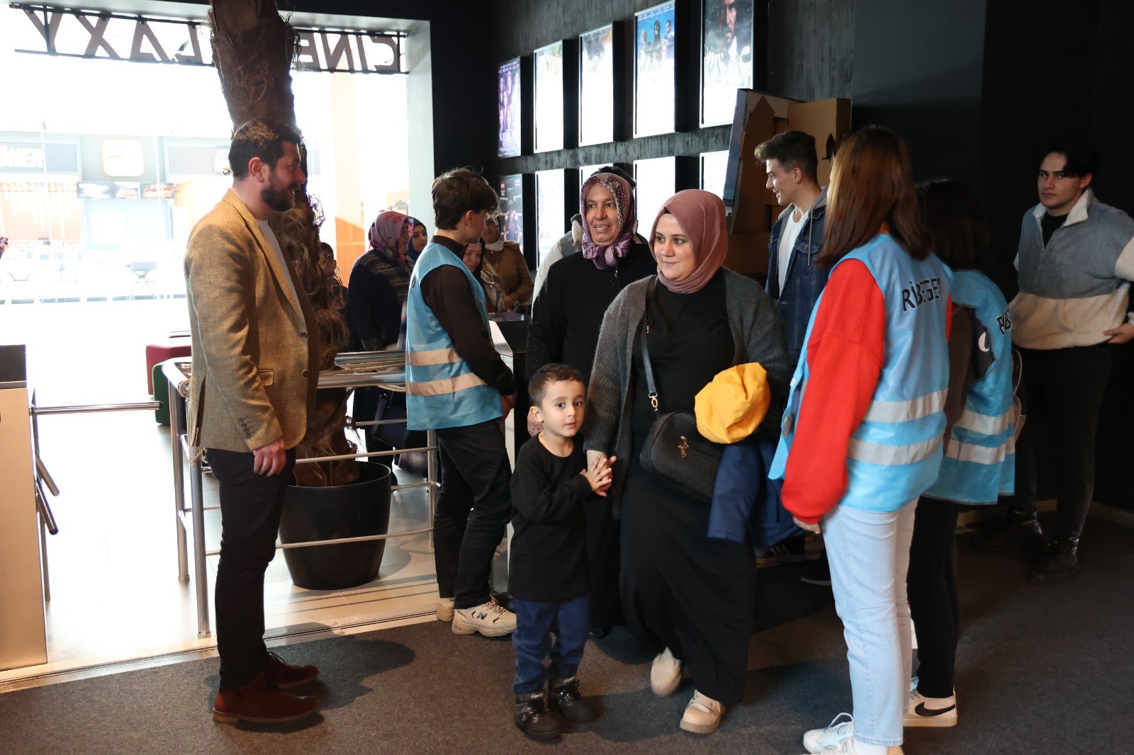 Rize'de depremzedeler için sinema etkinliği düzenlendi 