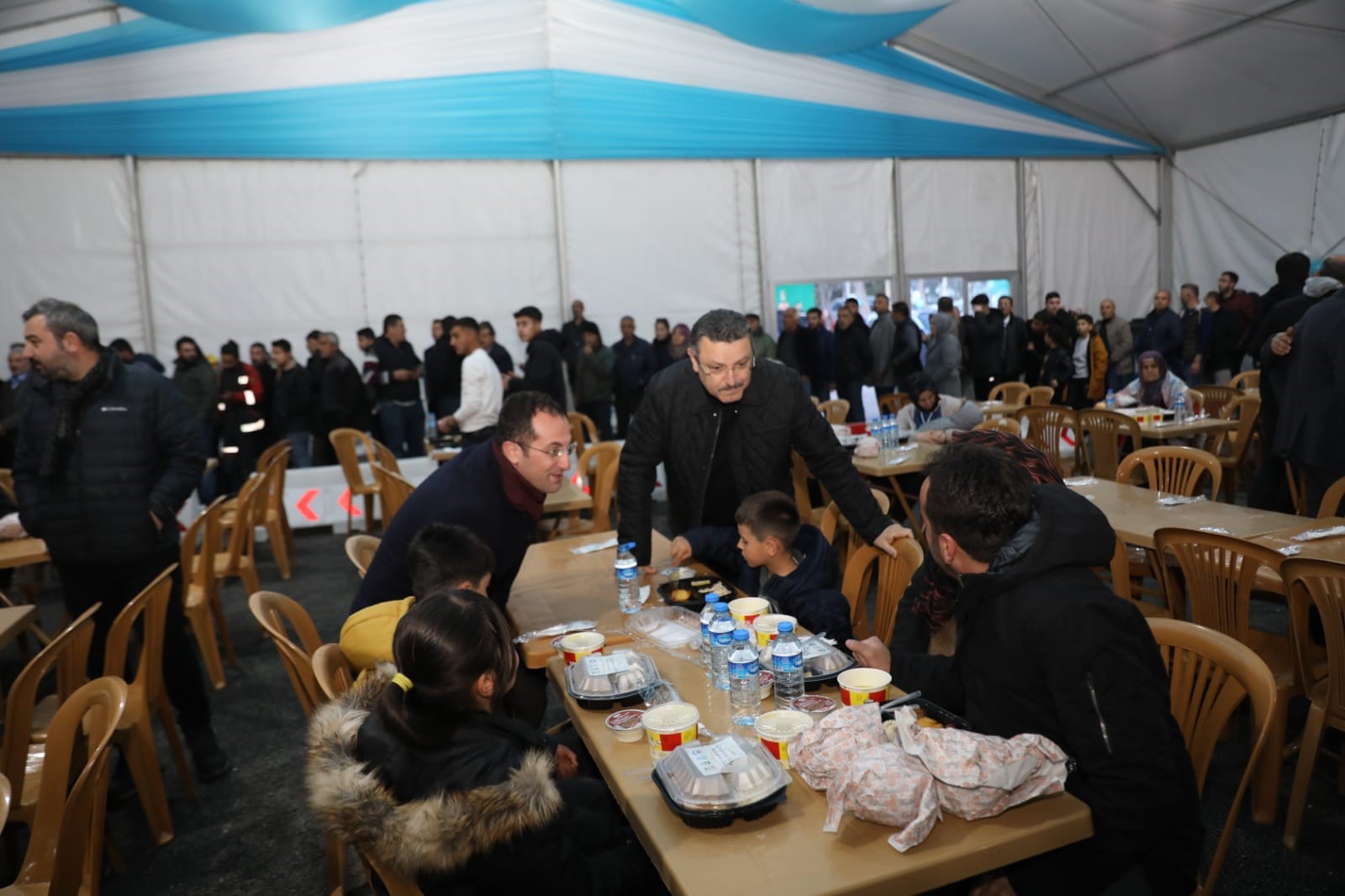 Trabzon'un Belediye Başkanları ilk iftarda depremzedeleri yalnız bırakmadı 