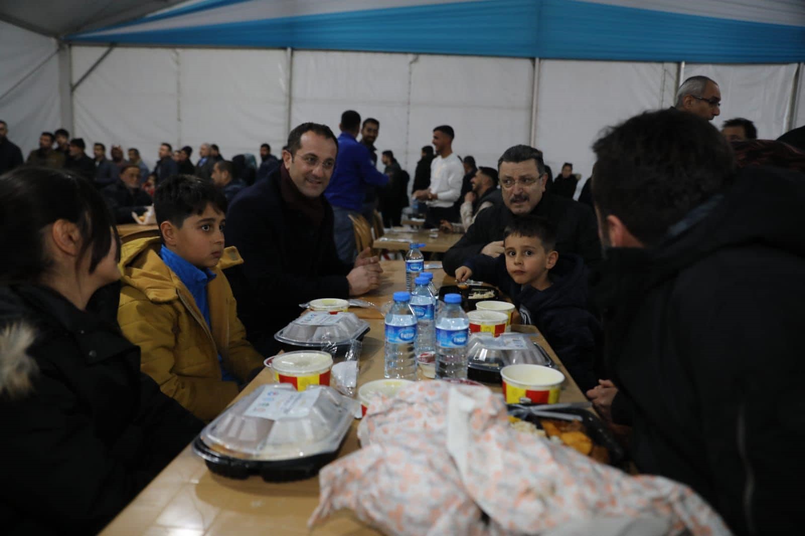 Trabzon'un Belediye Başkanları ilk iftarda depremzedeleri yalnız bırakmadı 