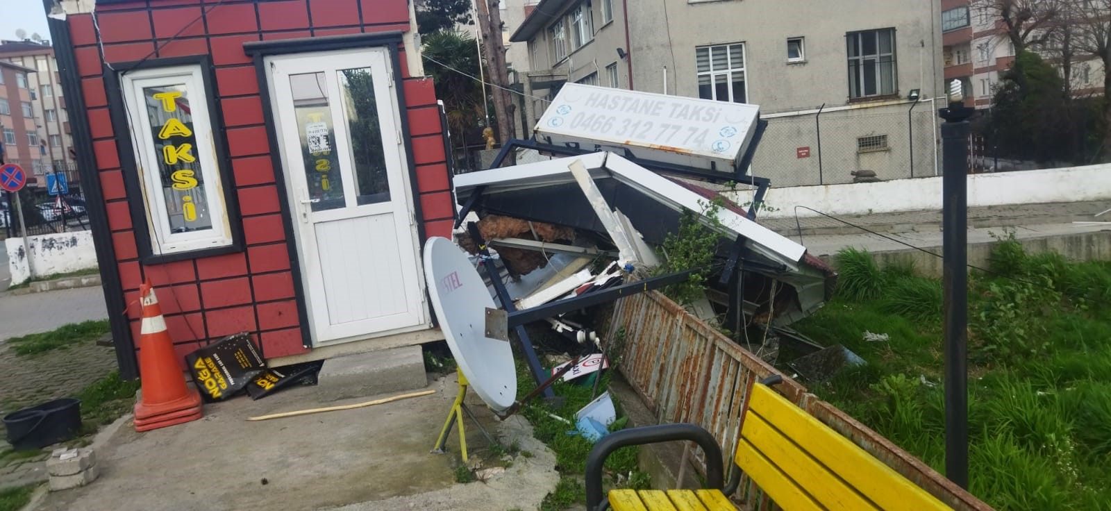 Artvin’de fırtına çatıları uçurdu