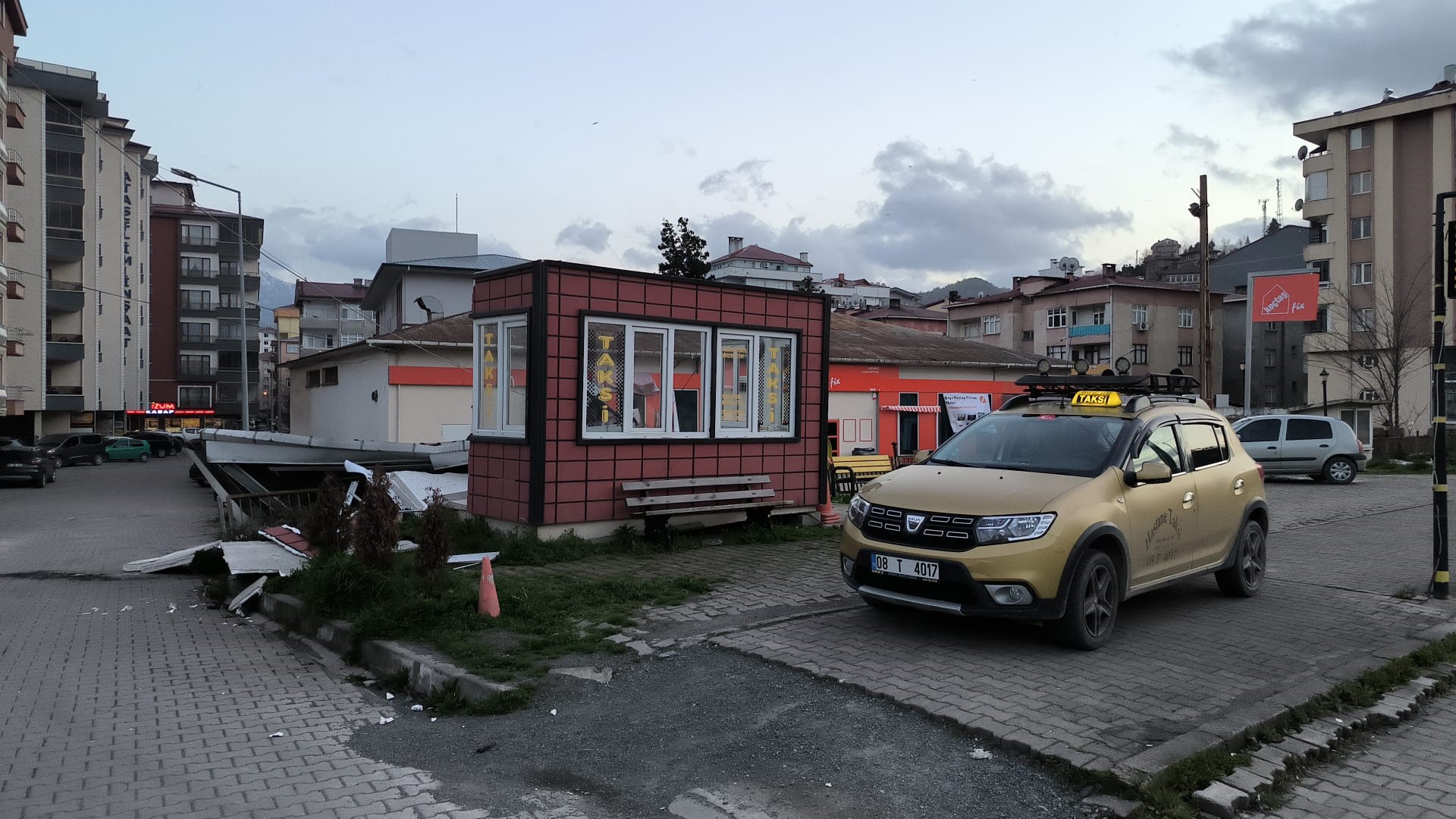 Artvin’de fırtına çatıları uçurdu