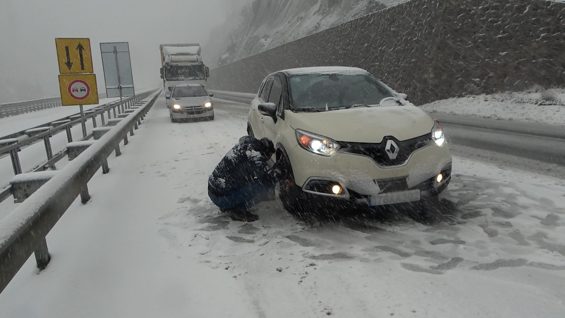 Zigana Geçidi kara teslim oldu! Araçlar yolda kaldı