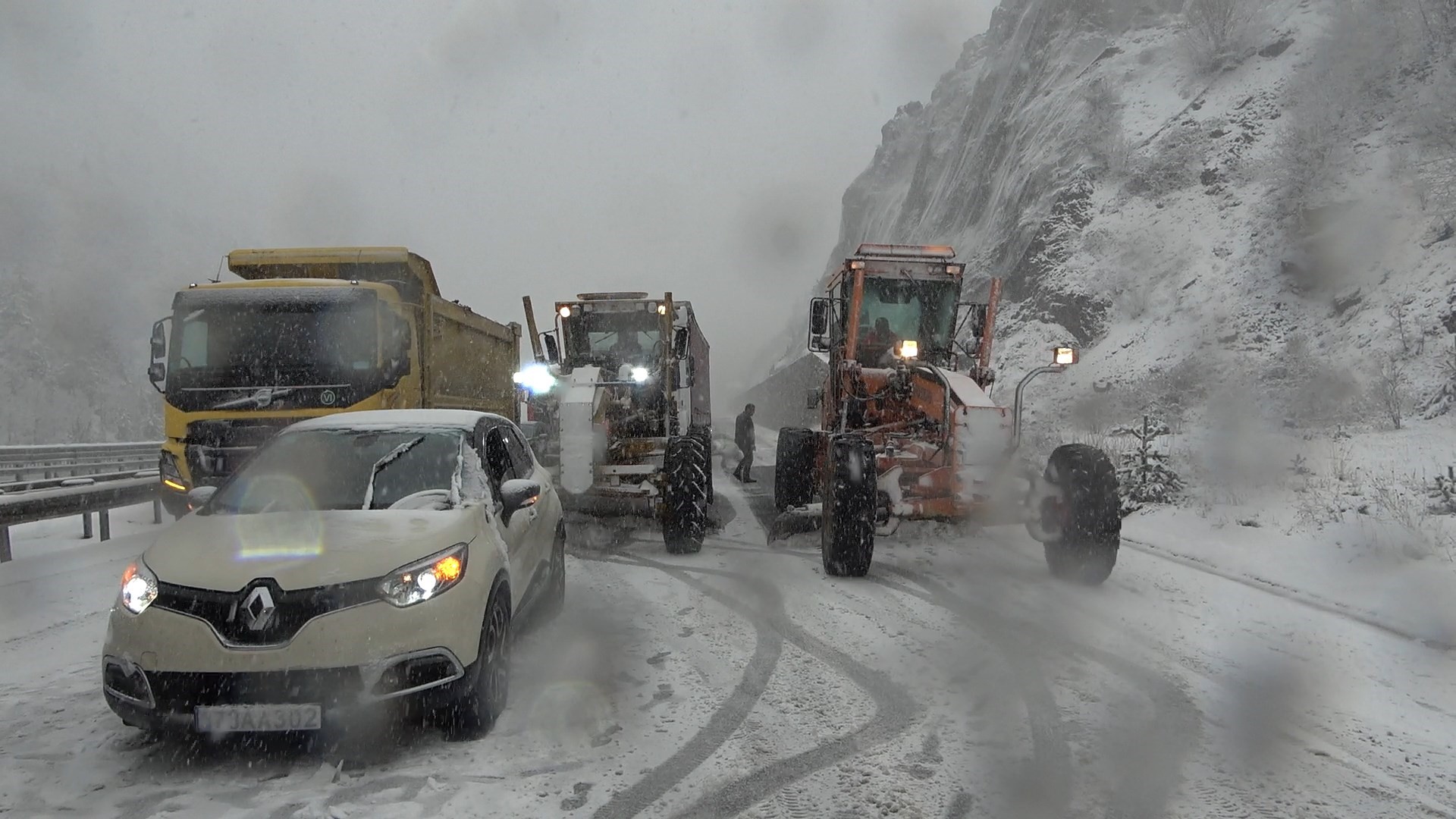 Zigana Geçidi kara teslim oldu! Araçlar yolda kaldı