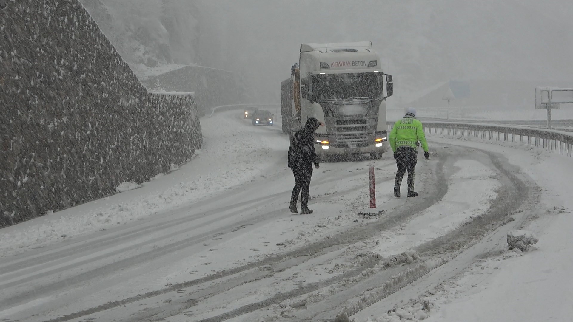 Zigana Geçidi kara teslim oldu! Araçlar yolda kaldı