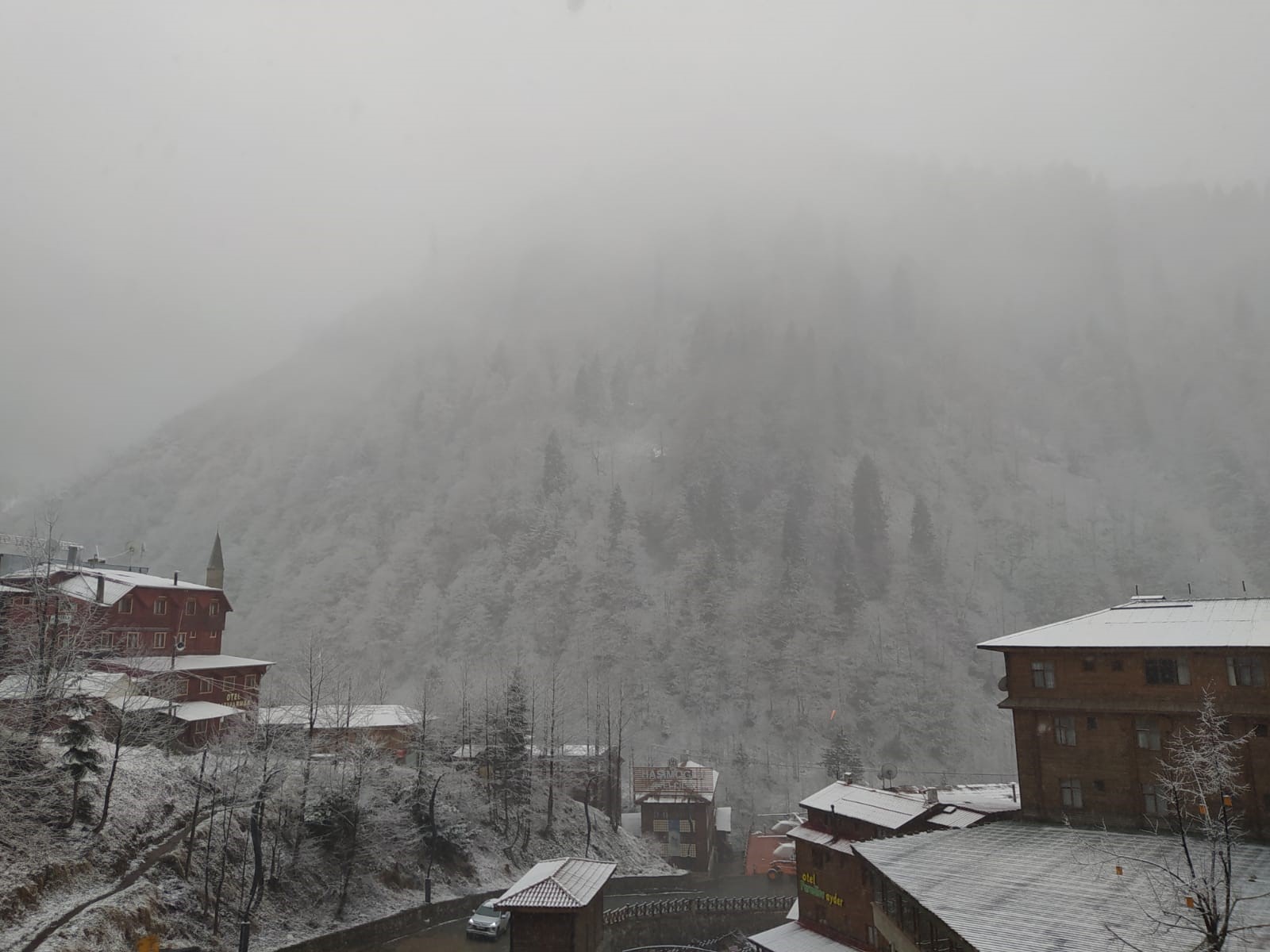 Ayder Yaylası beyaza büründü