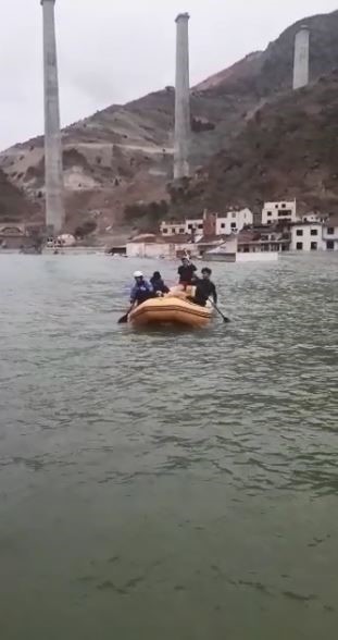 Artvin'de sular altında kalan ilçede mahsur kalan sokak hayvanları bot ile kurtarıldı