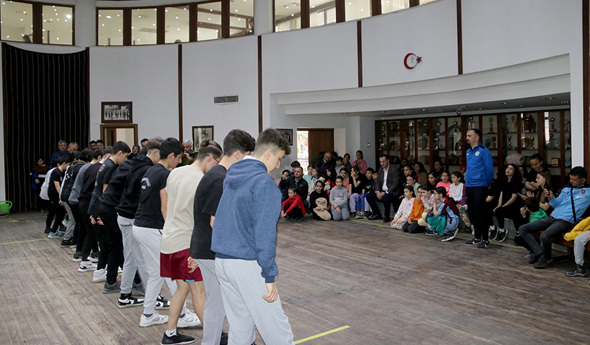 Başkan Ekim'den Akçaabat'ta horon kursuna ziyaret