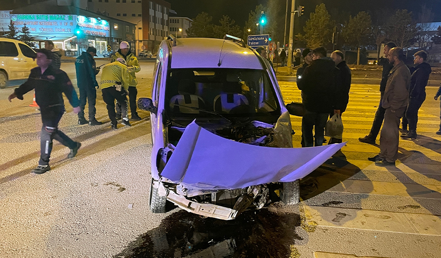 Bayburt'ta-itfaiye-aracı-ile-hafif-ticari-araç-çarpıştı!--2-yaralı