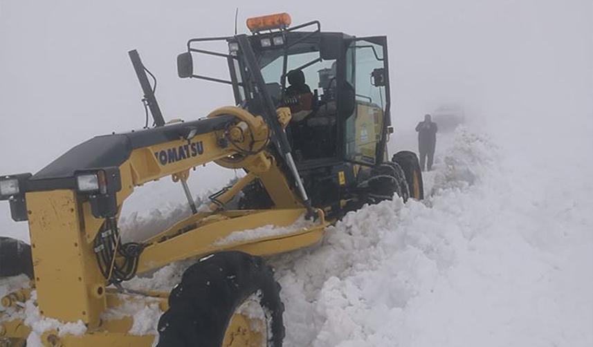 Bayburt'un yükseklerinde karla mücadele devam ediyor