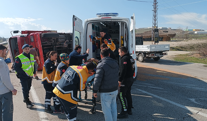 Samsun'da buğday yüklü kamyon devrildi! 2 yaralı