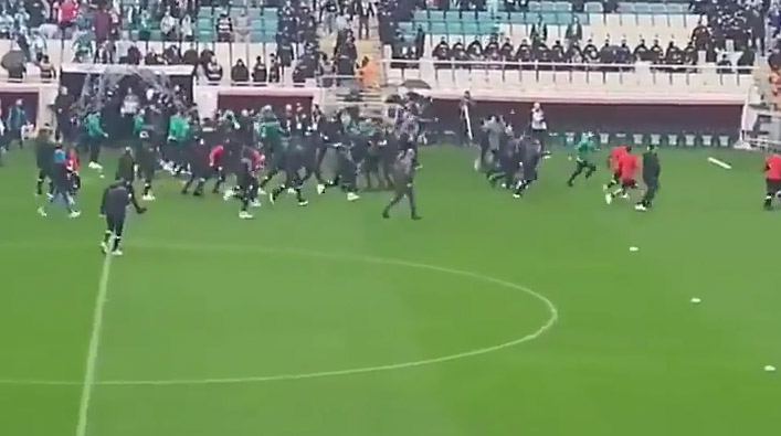 Bursaspor-Amadespor maçı öncesi olay! Saha savaş alanına döndü