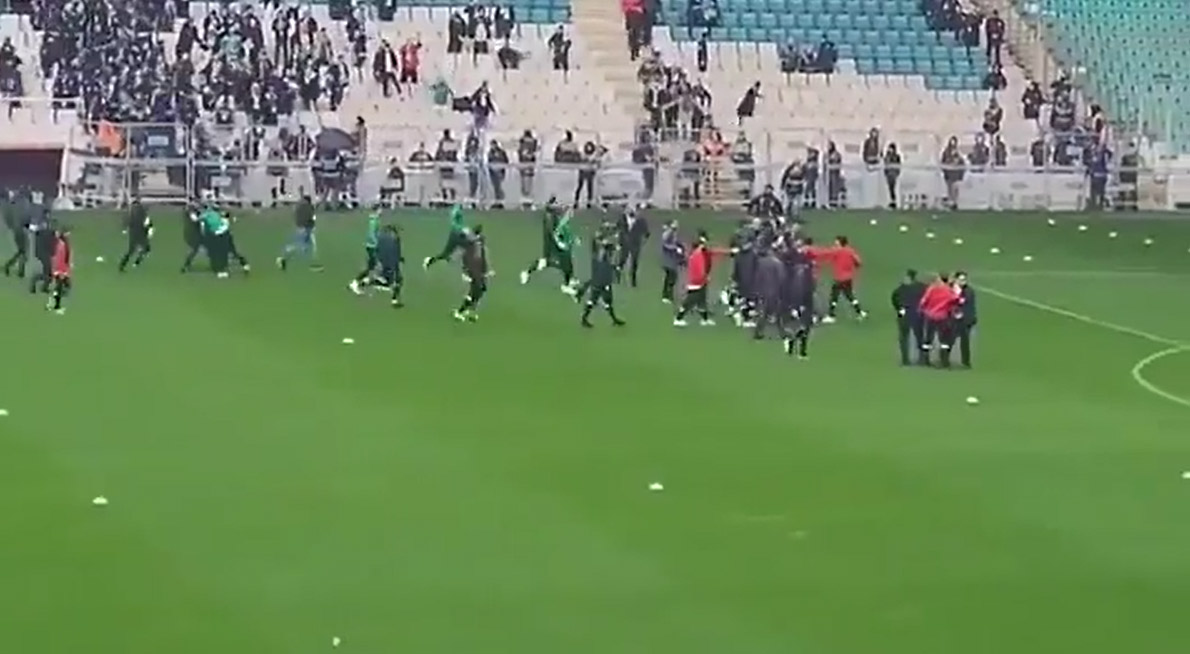 Bursaspor-Amadespor maçı öncesi olay! Saha savaş alanına döndü