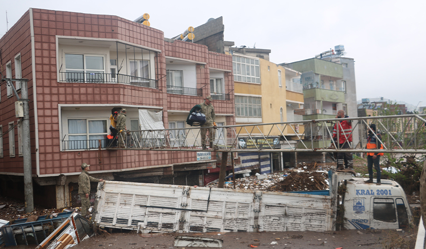 Deprem-bölgesinde-şimdi-de-sel!-Can-kaybı-14'e-yükseldi