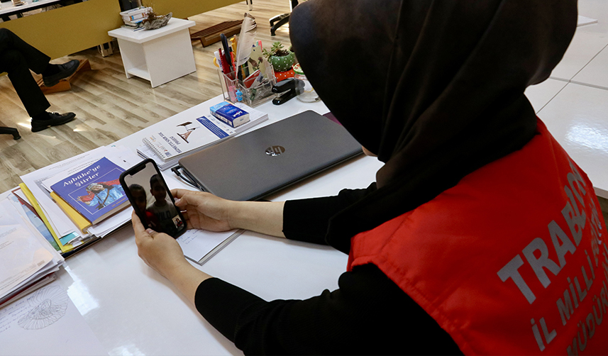 Deprem bölgesinden Trabzon'a döndüler, öğrencileriyle bağlarını koparmadılar