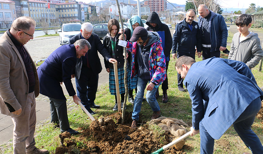 Depremde hayatını kaybedenler için Of'ta hatıra ormanı oluşturuldu