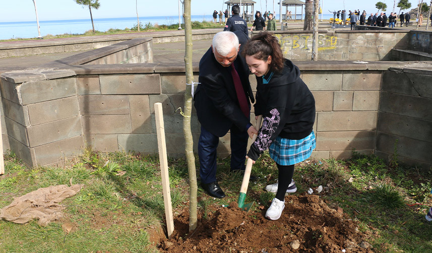 Depremde hayatını kaybedenler için Of'ta hatıra ormanı oluşturuldu