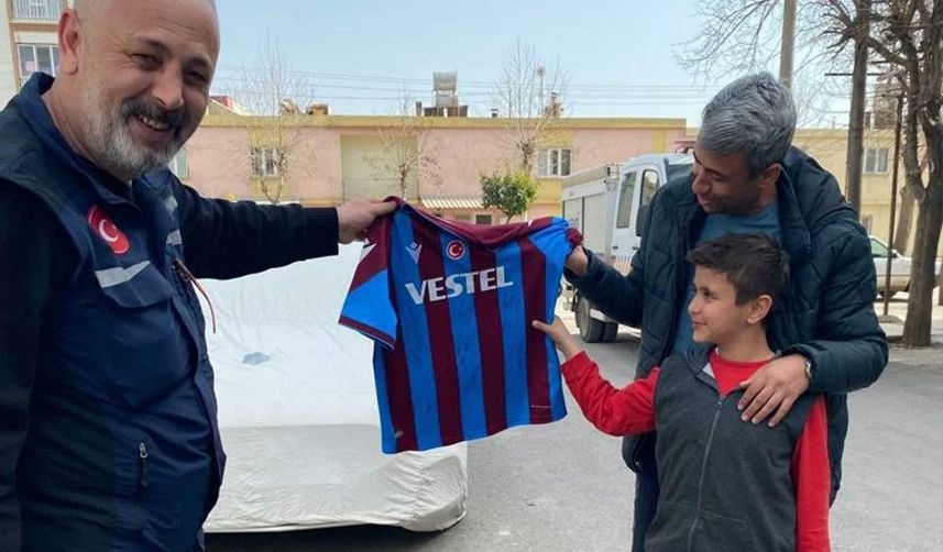 Depremzede çocuğa Trabzonspor'un yıldızı Bakasetas'tan forma!