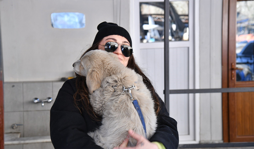 Enkaz altından kurtarılan köpek Trabzon'da sahiplendirildi