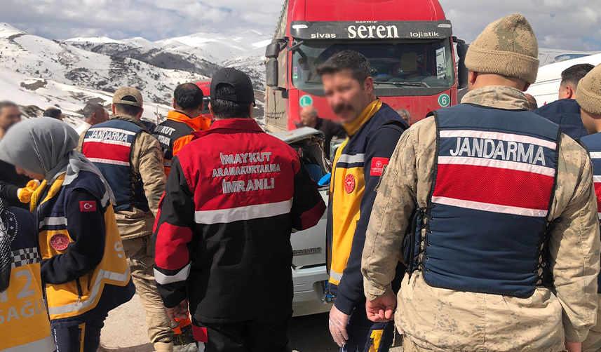 Erzincan-Sivas-karayolıunda-feci-kaza!-Trabzon'-a-gelmek-için-yola-çıkmışlardı