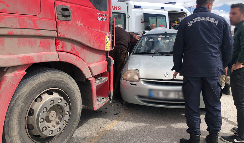 Erzincan-Sivas-karayolıunda-feci-kaza!-Trabzon'-a-gelmek-için-yola-çıkmışlardı