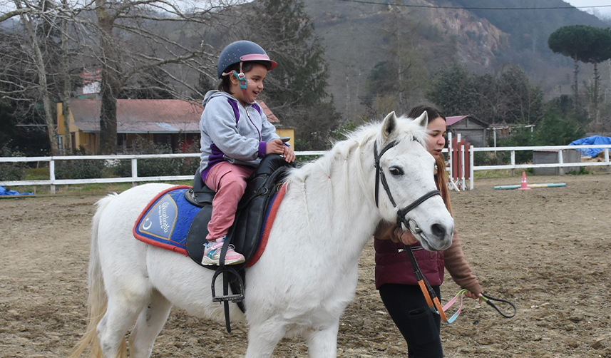 Giresun'da-depremzede-çocuklara-atlarla-terapi